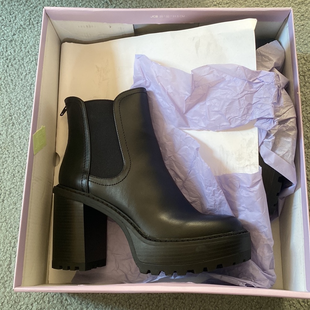 NEVER WORN - Steve Madden (madden girl) Kamora booties